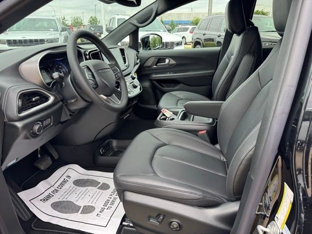 New 2027 Diamond Black Crystal Pearl-Coat Exterior Paint Chrysler Select image 8