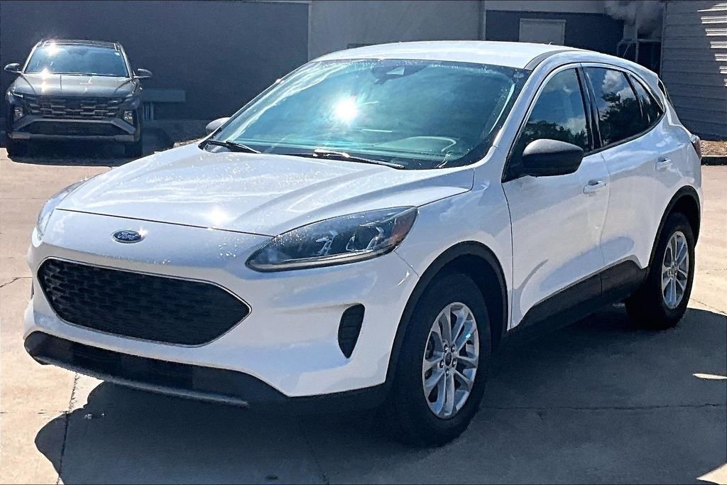 Used 2022 White Ford SE image 3
