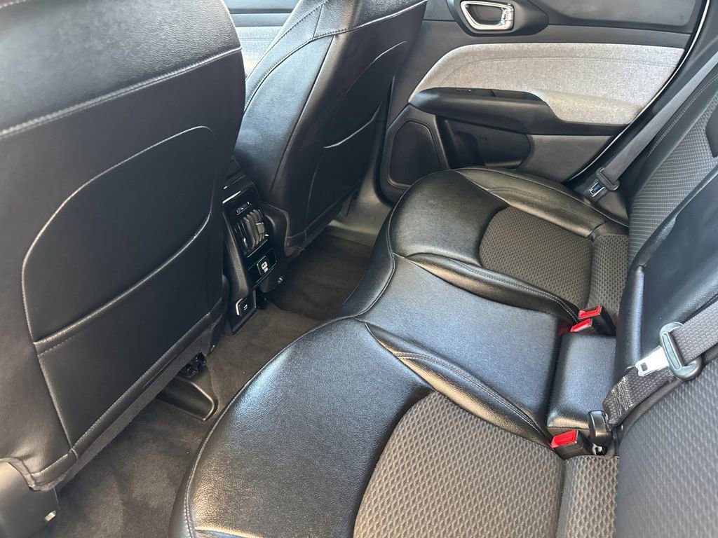 Used 2024 White Jeep Latitude image 12