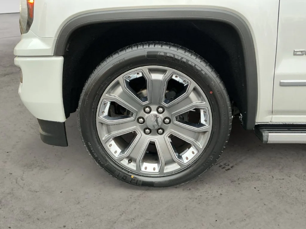 Used 2017 WHITE FROST TRICOAT GMC Denali image 12