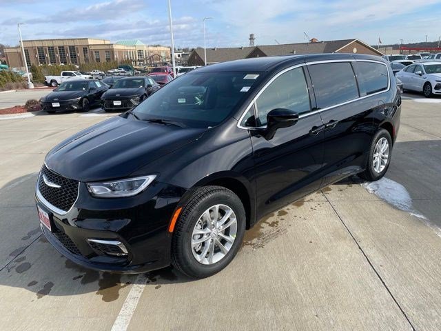 2026 Chrysler Pacifica Select AWD's photo