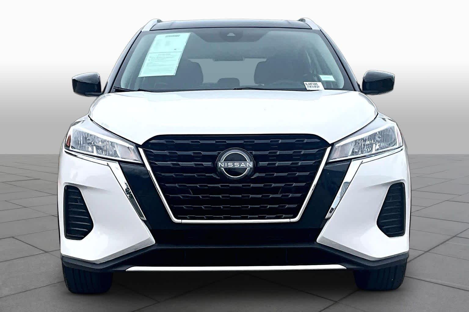 Certified Used 2022 Aspen White Tricoat/Super Black Nissan SV image 4