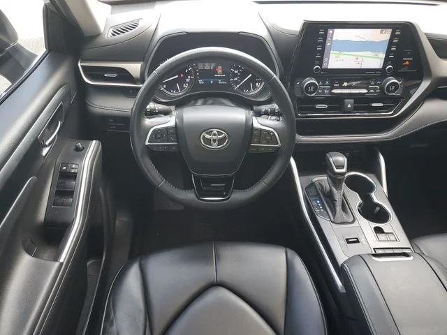 Used 2020  Toyota XLE image 30