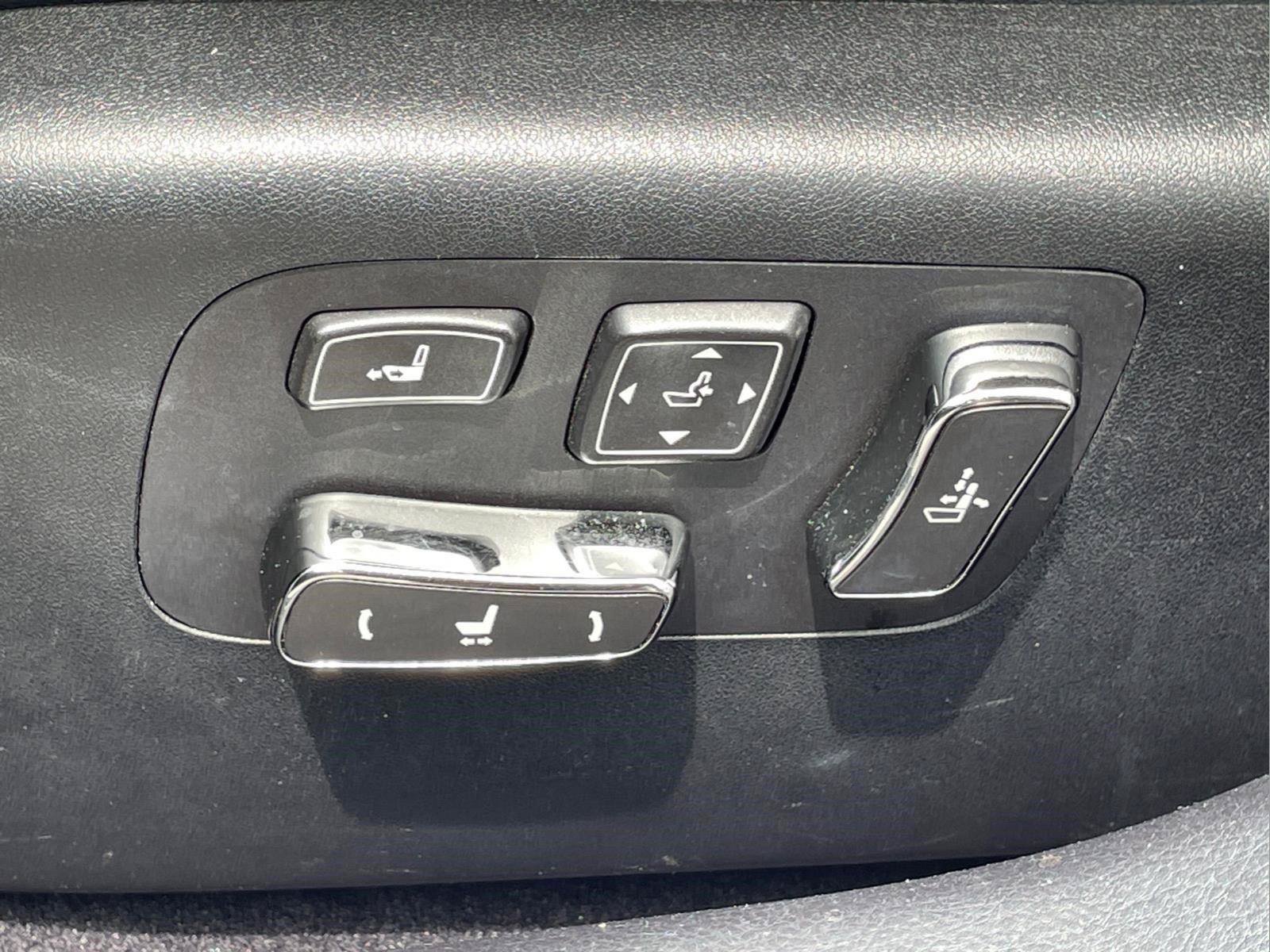 Used 2015 Liquid Platinum Lexus  image 18