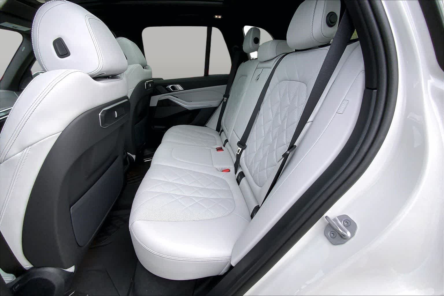 Used 2025 Alpine White BMW sDrive40i image 21