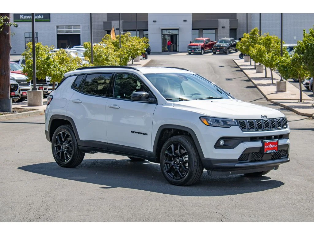 New 2026 Bright White Clearcoat Jeep Latitude image 2