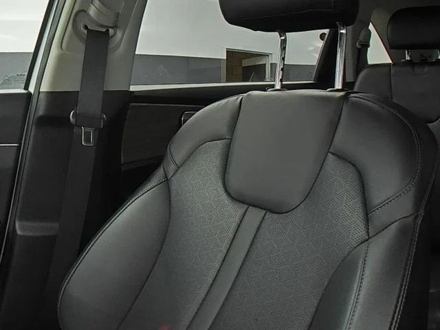 Used 2023 White Kia X-Line S image 39