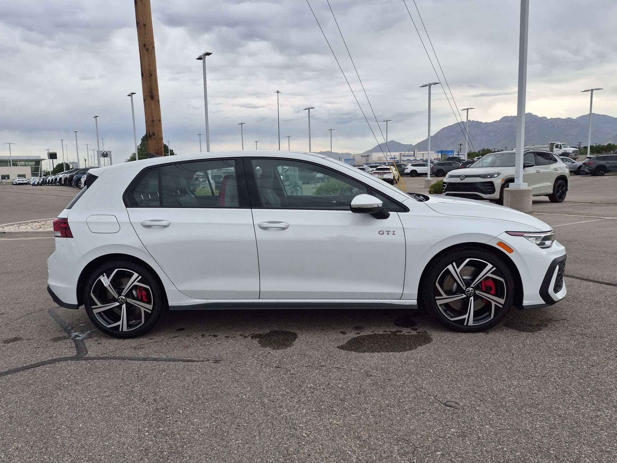 New 2026 Opal White Pearl Volkswagen SE image 2