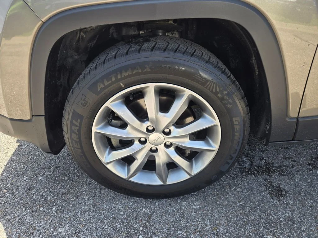 Used 2018 Beige Jeep Limited image 9