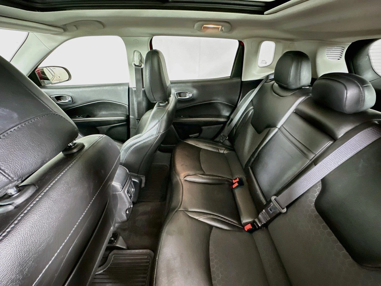 Used 2019 Redline Pearlcoat Jeep Latitude image 11