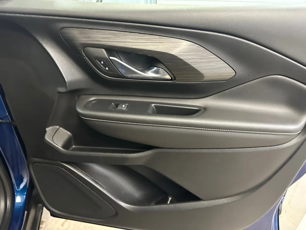 Used 2023 Marine Metallic GMC SLE image 28