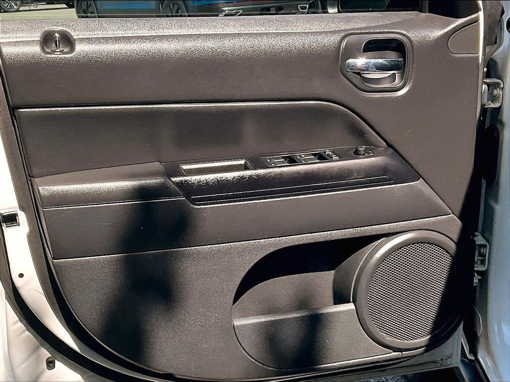 Used 2014 White Jeep Latitude image 9