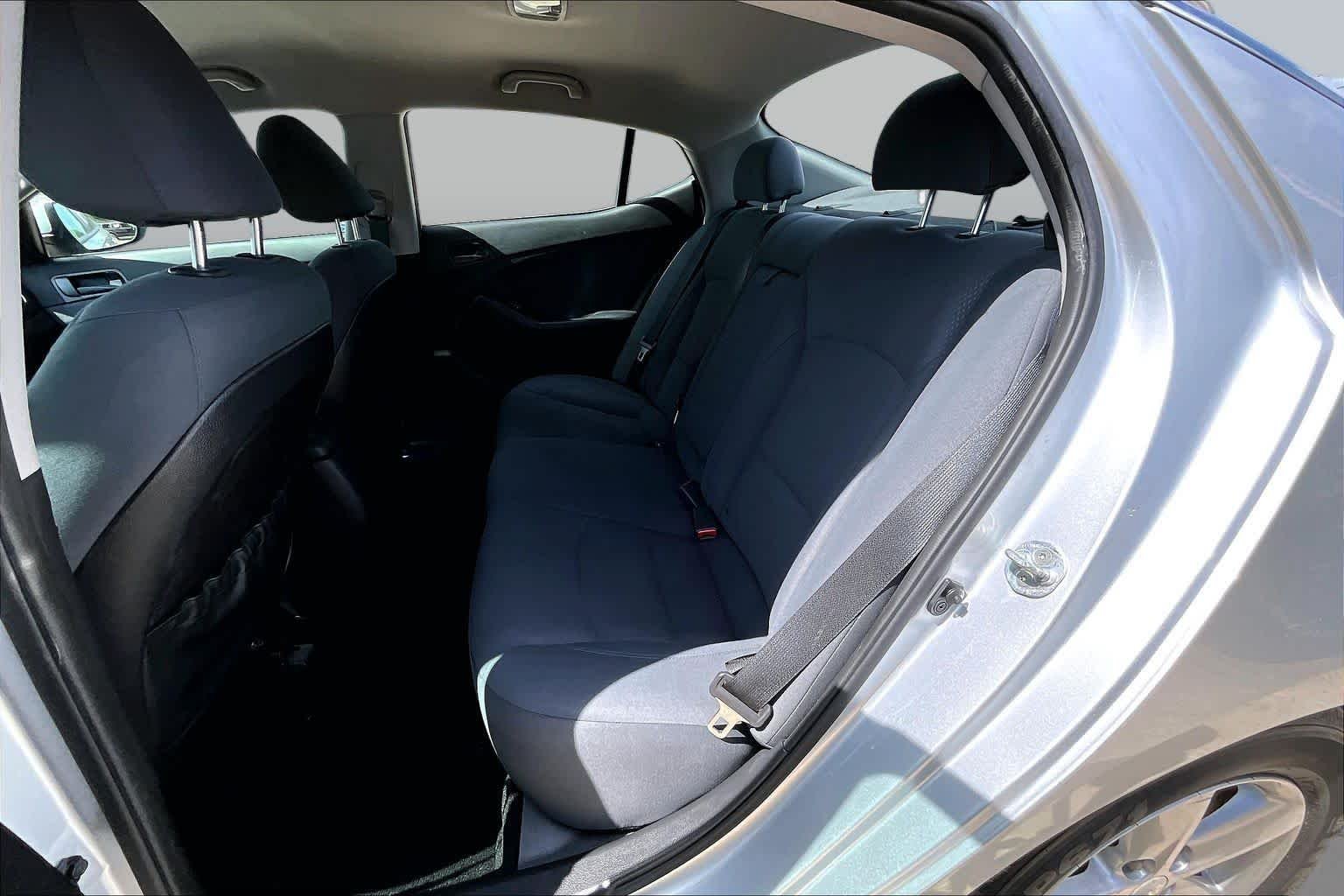 Used 2015 Sparkling Silver Kia LX image 21
