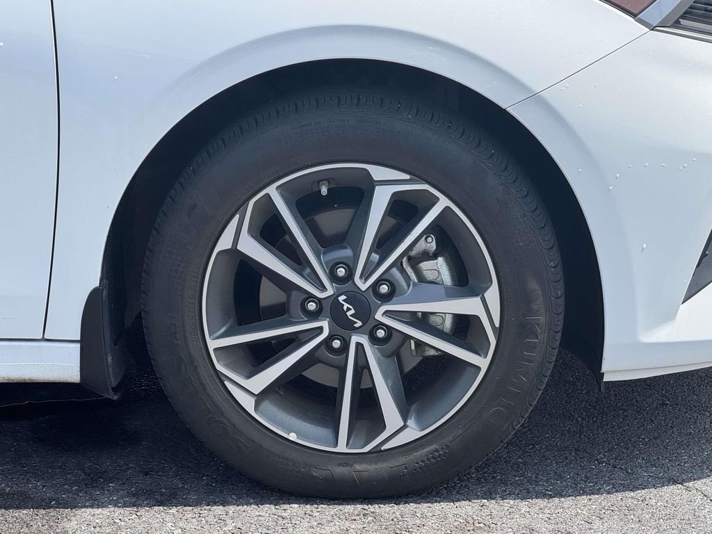 Used 2024 White Kia LXS image 11