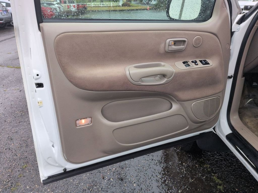 Used 2006 Natural White Toyota SR5 image 9