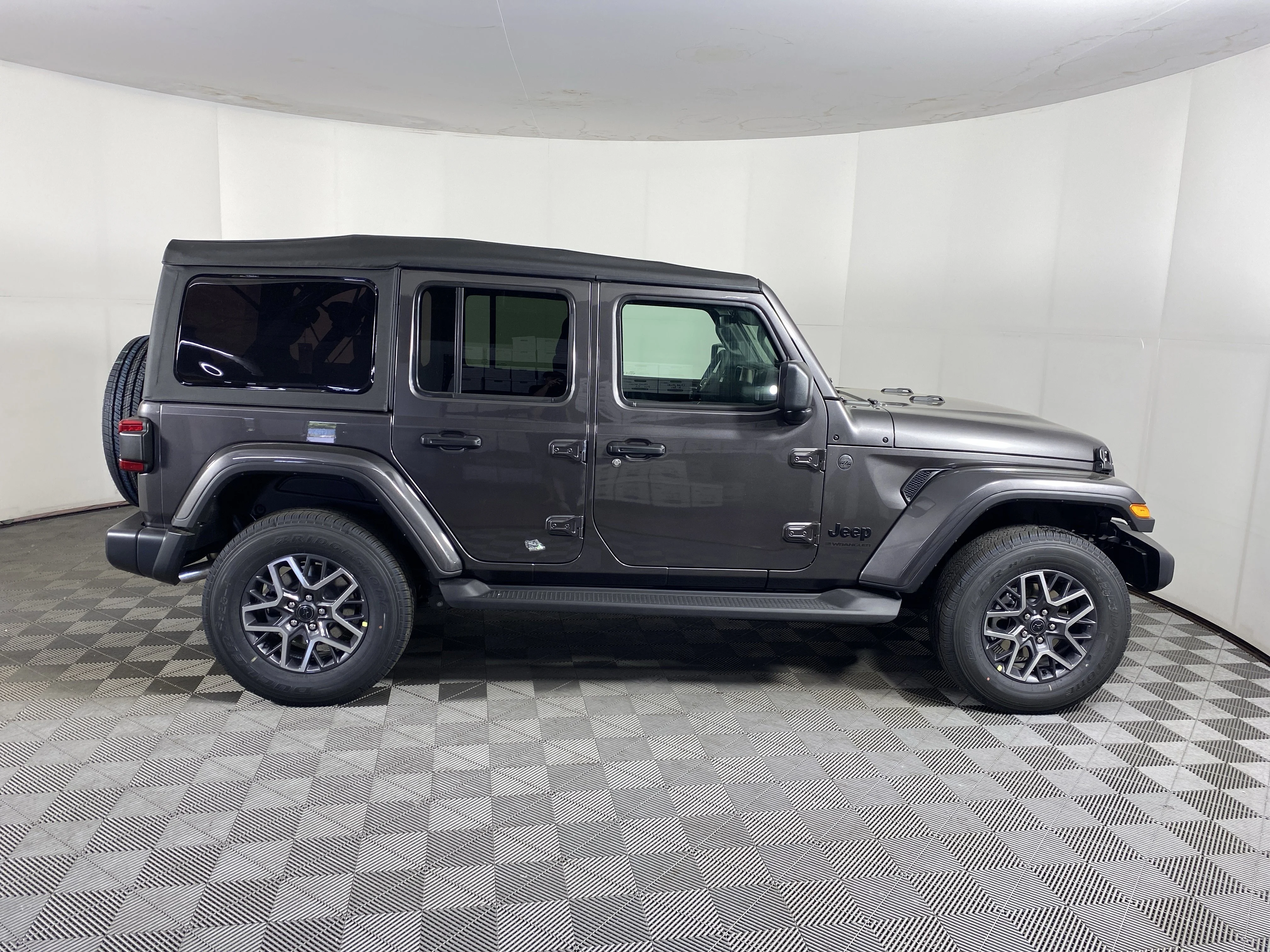 New 2026 Granite Crystal Metallic Clear-Coat Exterior Paint Jeep Sahara image 6