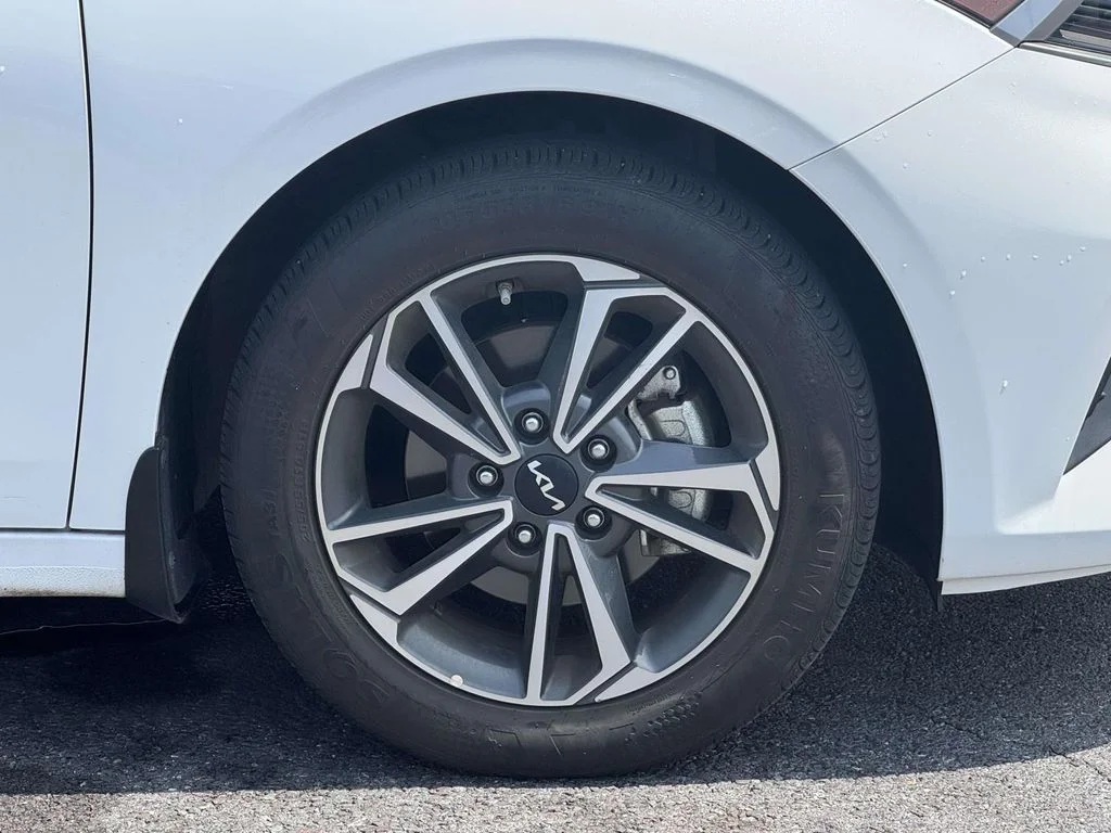Used 2024 White Kia LXS image 11