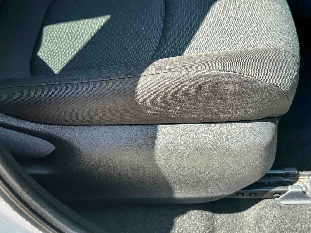 2025 Toyota RAV4 XLE - Photo 24