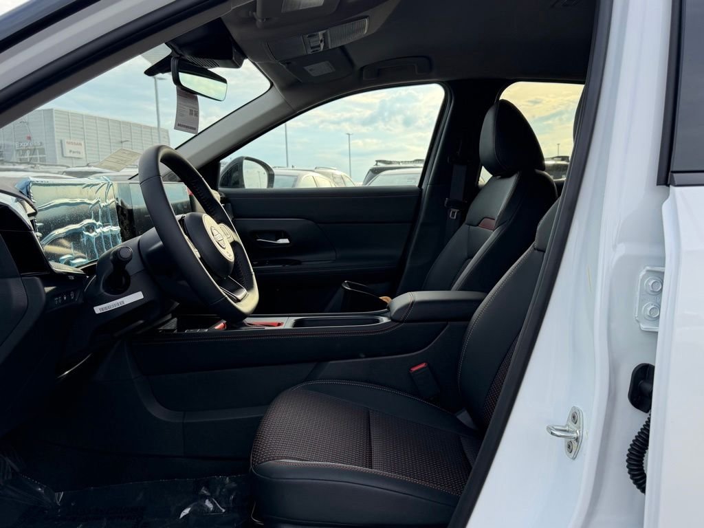 New 2026 Aspen White TriCoat / Super Black Two-tone Nissan SR image 11
