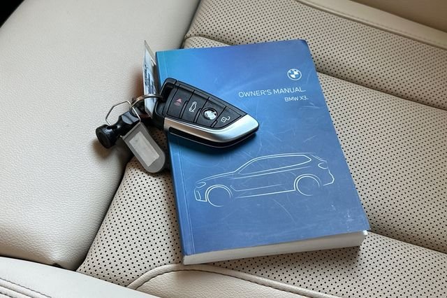 Used 2023 White BMW xDrive30i image 10