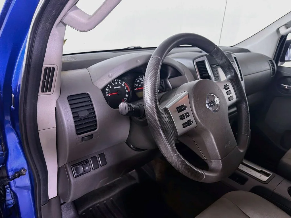 Used 2015 Blue Nissan S image 10