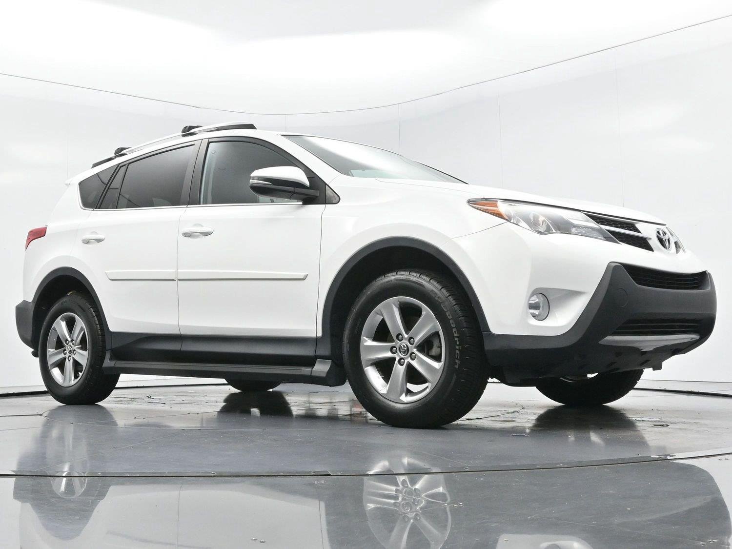 Used 2015 Super White Toyota XLE image 40