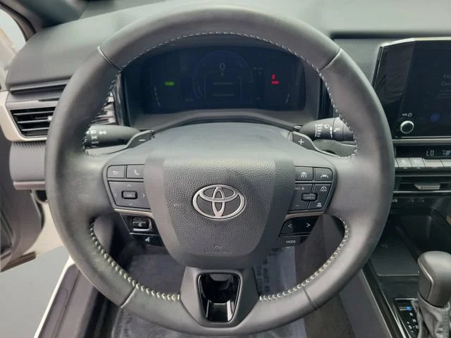 Used 2025 White Toyota LE image 19