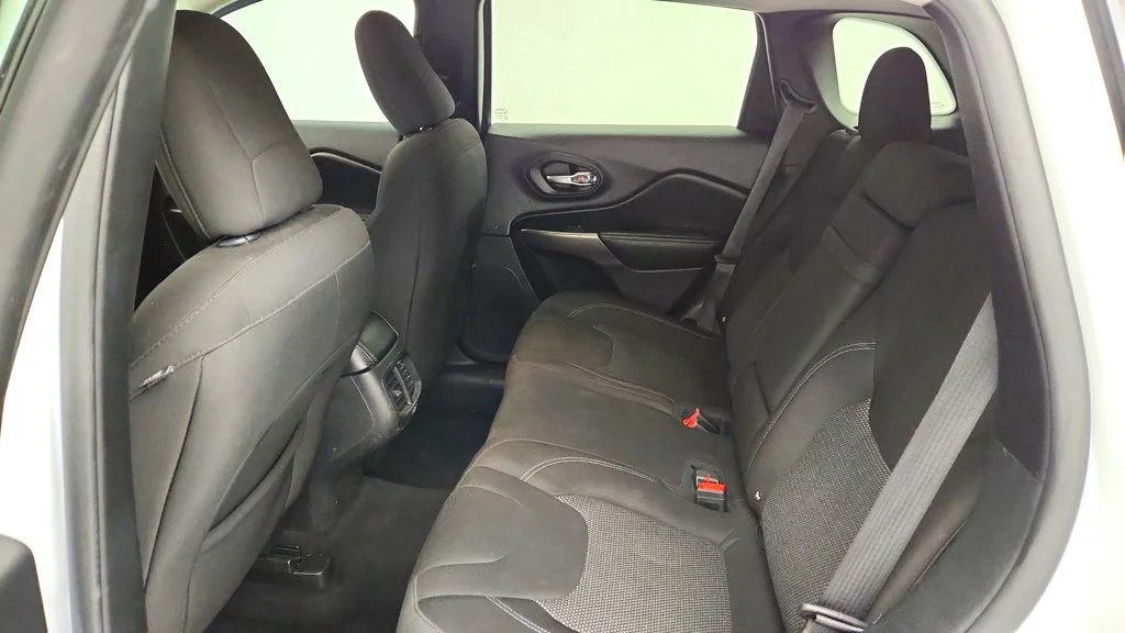 Used 2019 Bright White Clearcoat Jeep Latitude FWD image 20