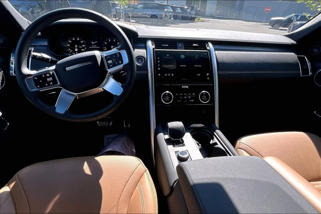 Used 2025 Carpathian Grey Premium Metallic Land Rover Dynamic SE image 15