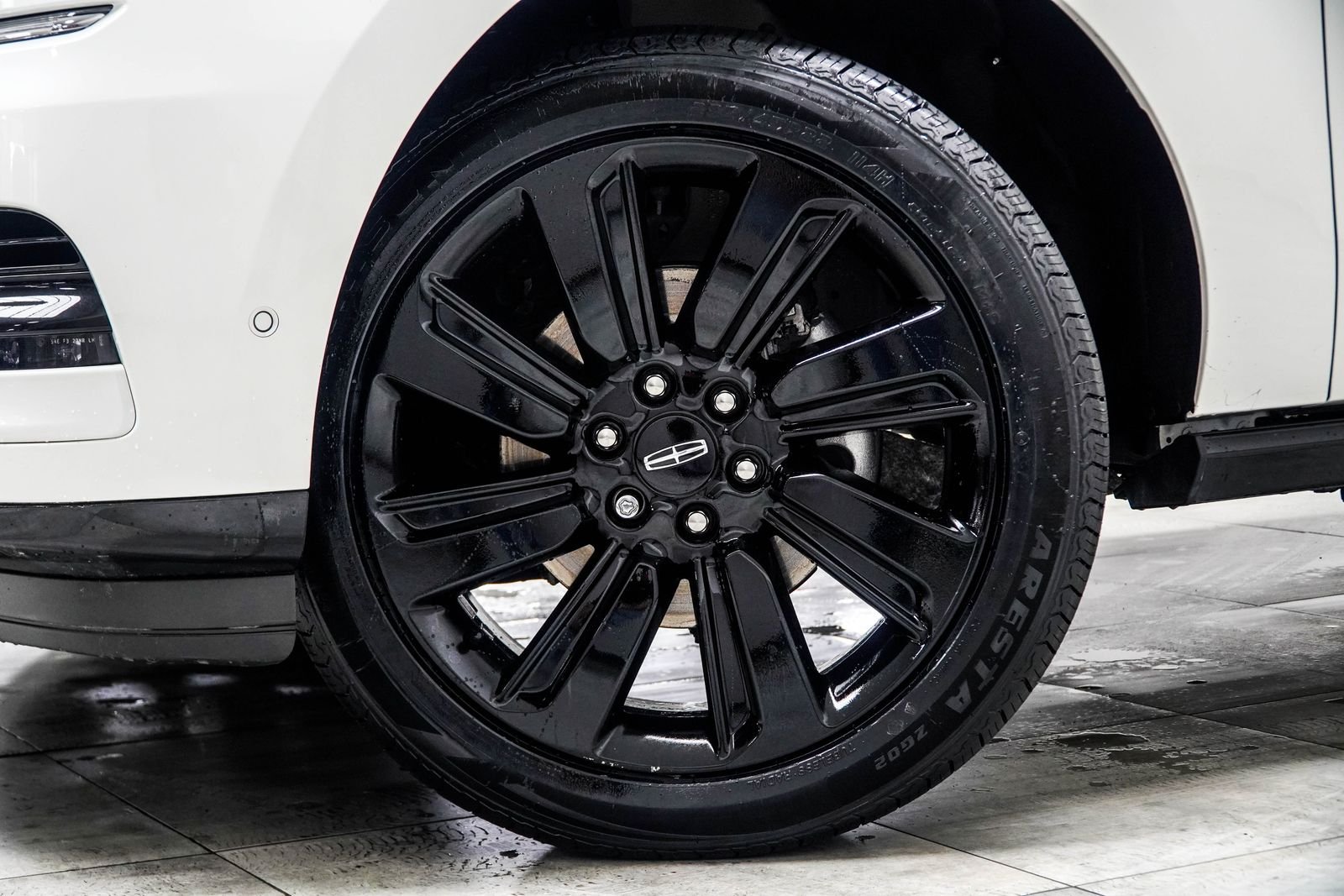 Used 2023 White Lincoln Reserve image 3