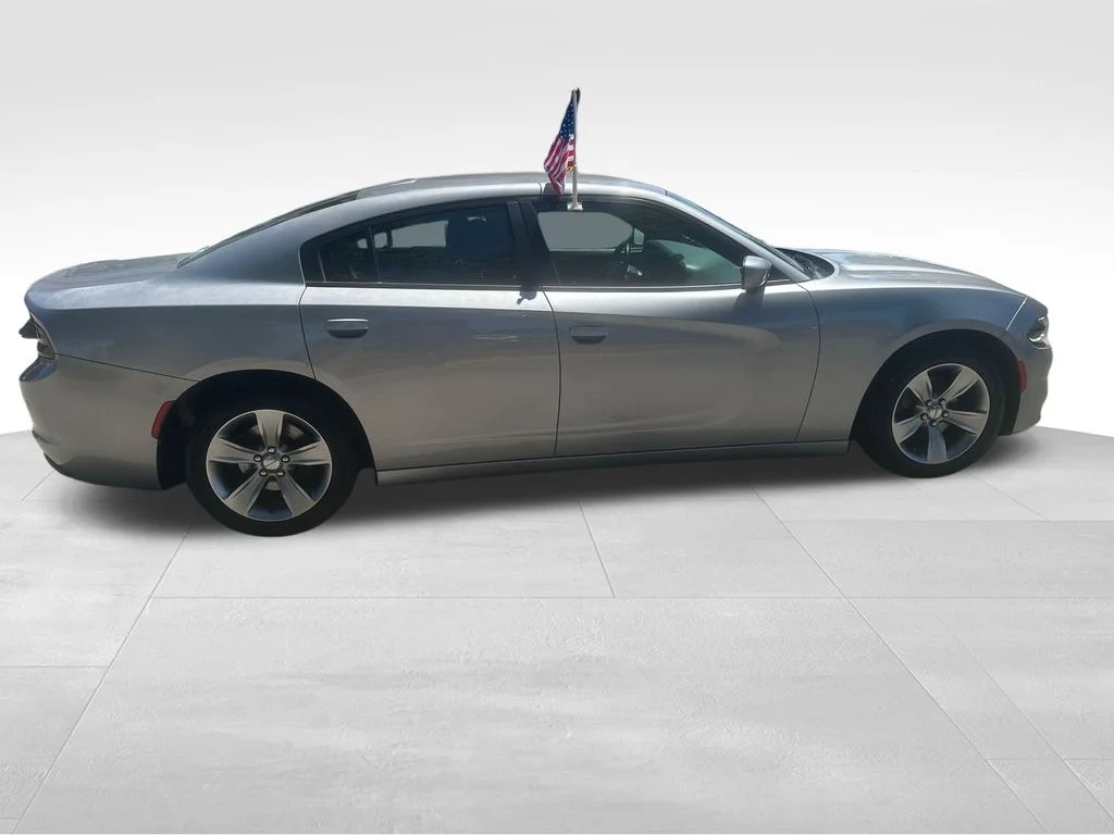 Used 2018 Silver Dodge V6 image 30