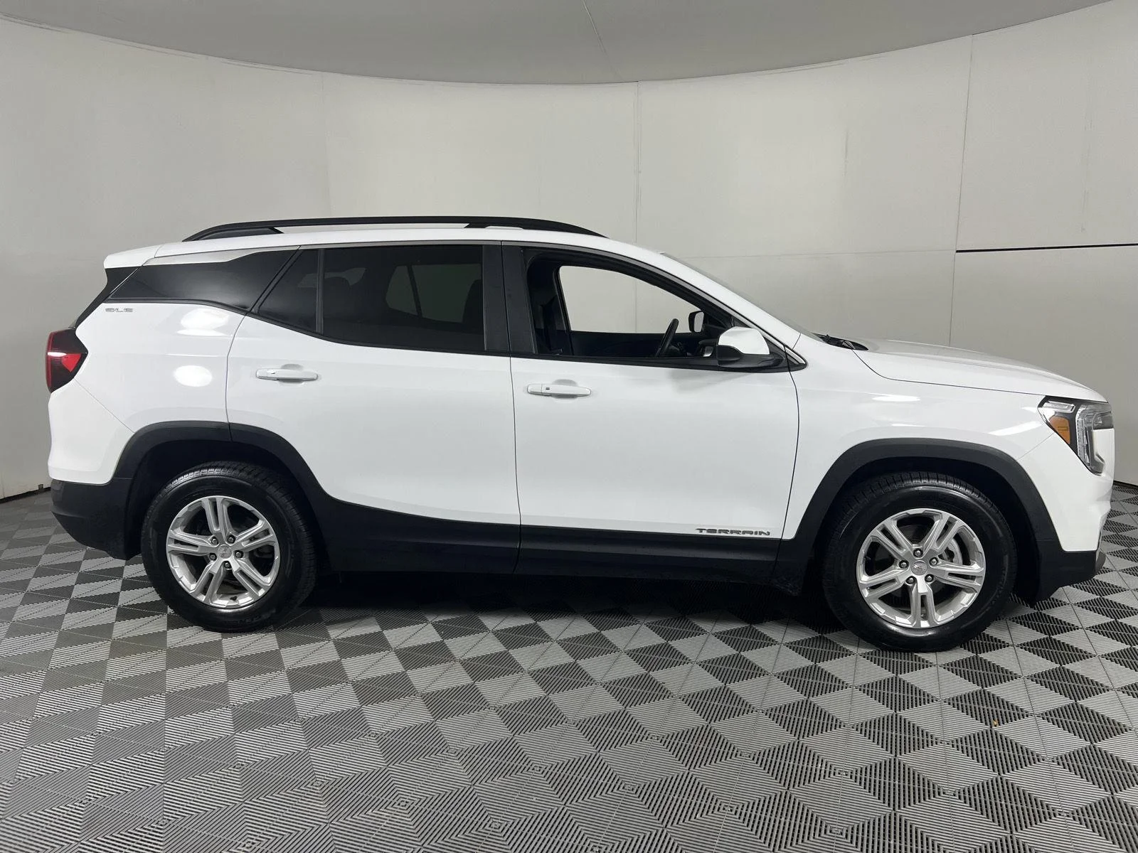 Used 2024 Summit White GMC SLE image 12