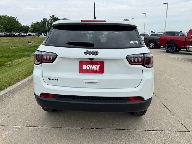 New 2026 Bright White Clear-Coat Exterior Paint Jeep Latitude image 5