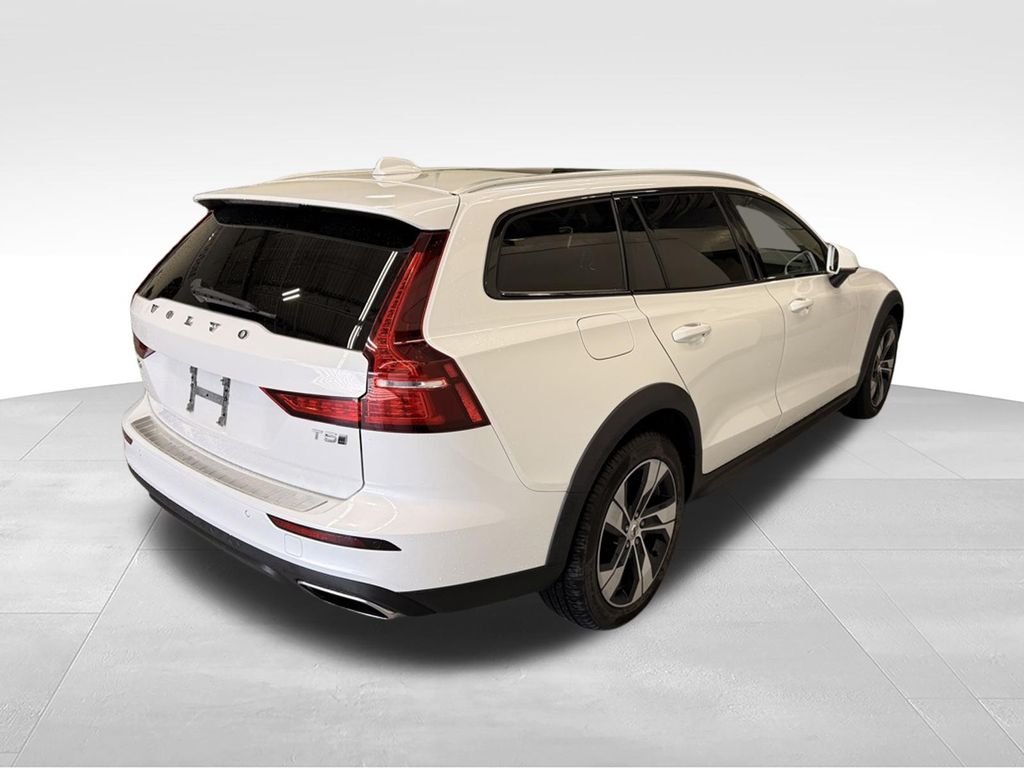 Used 2022 White Volvo  image 6