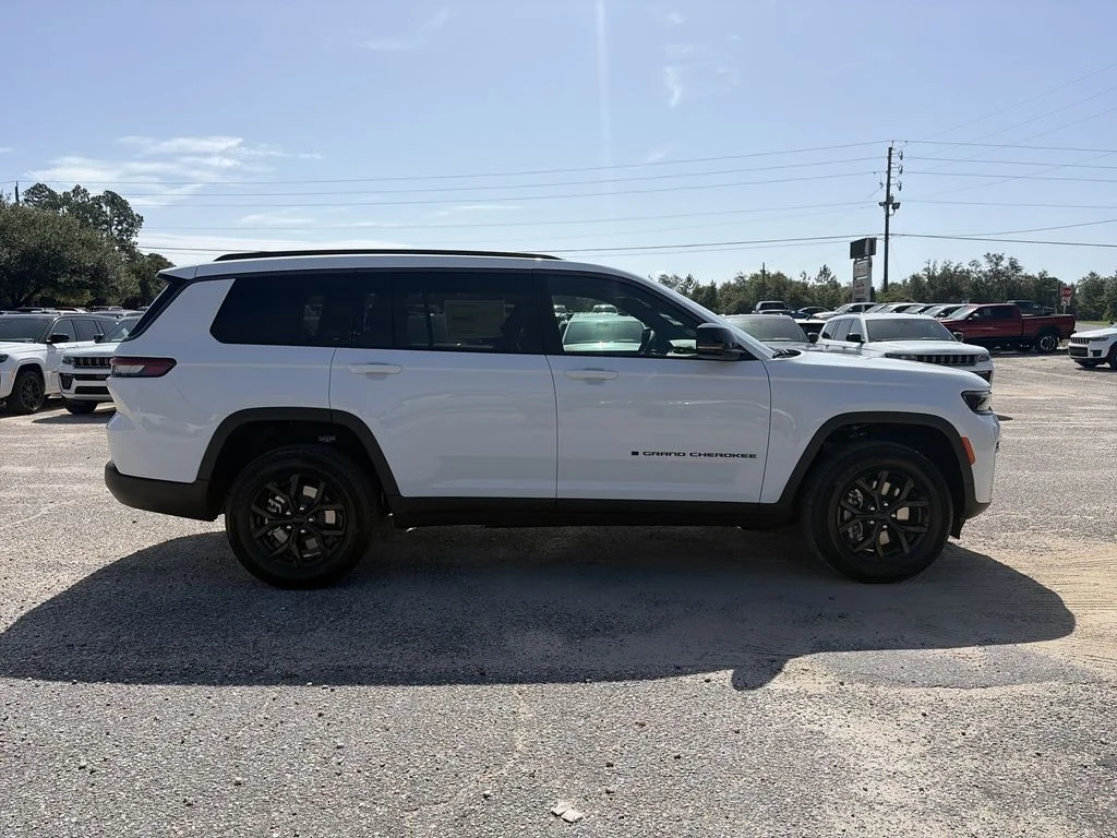 New 2026 Bright White Clear-Coat Exterior Paint Jeep Altitude image 7