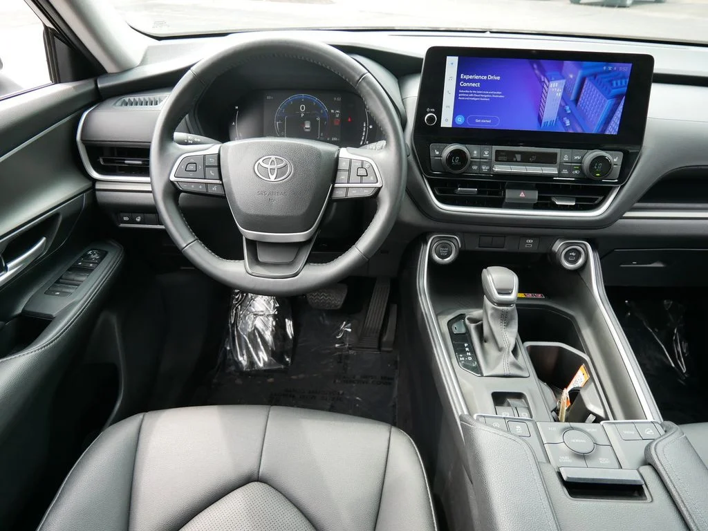 Used 2025  Toyota XLE image 14