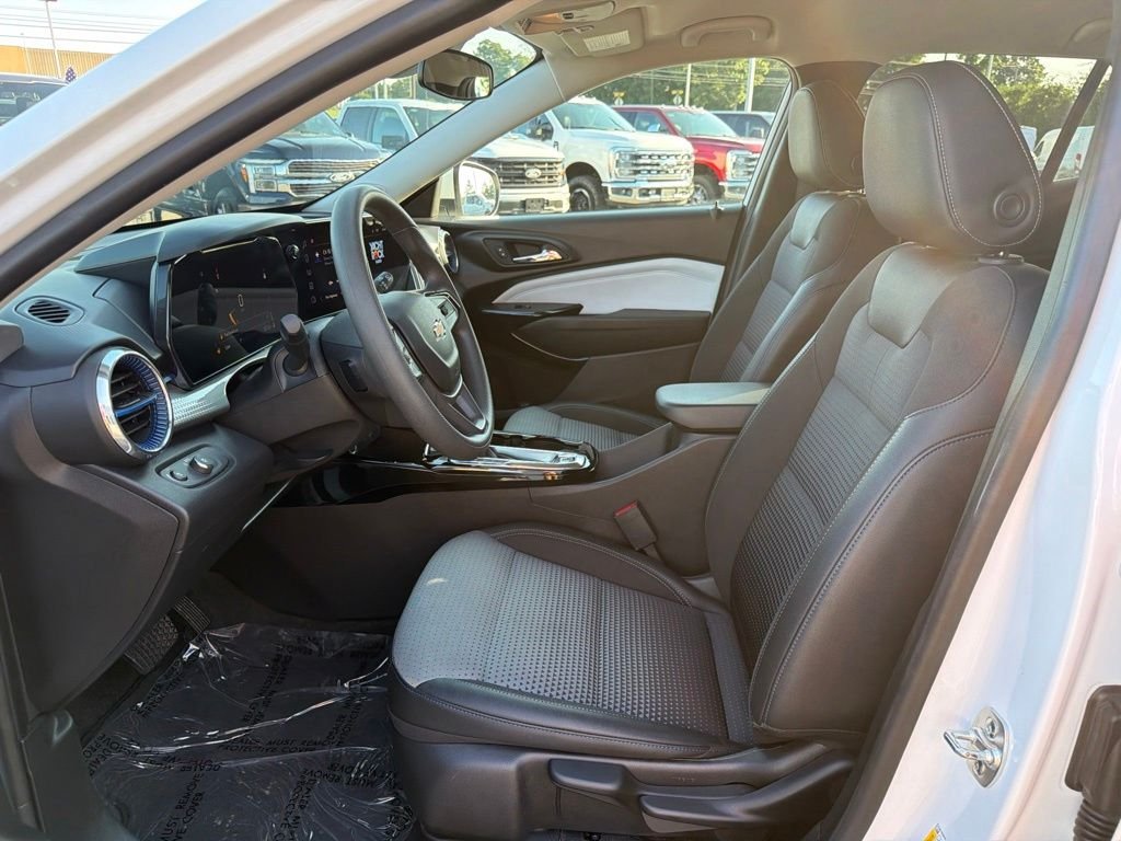Used 2025 Summit White Chevrolet LT image 11