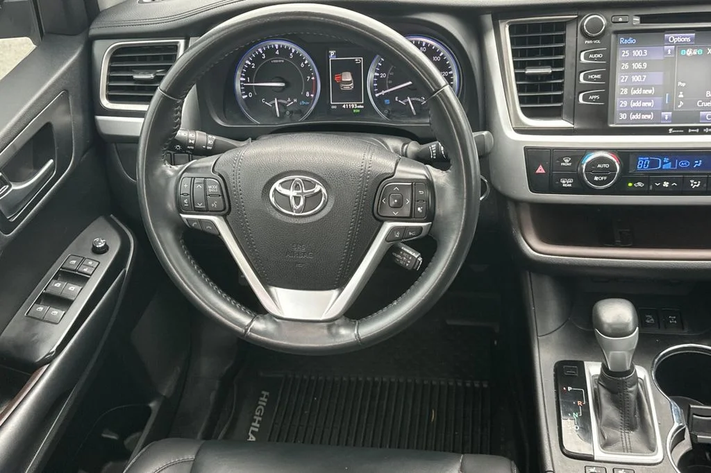 Used 2019 Ooh La La Rouge Mica Toyota XLE image 18