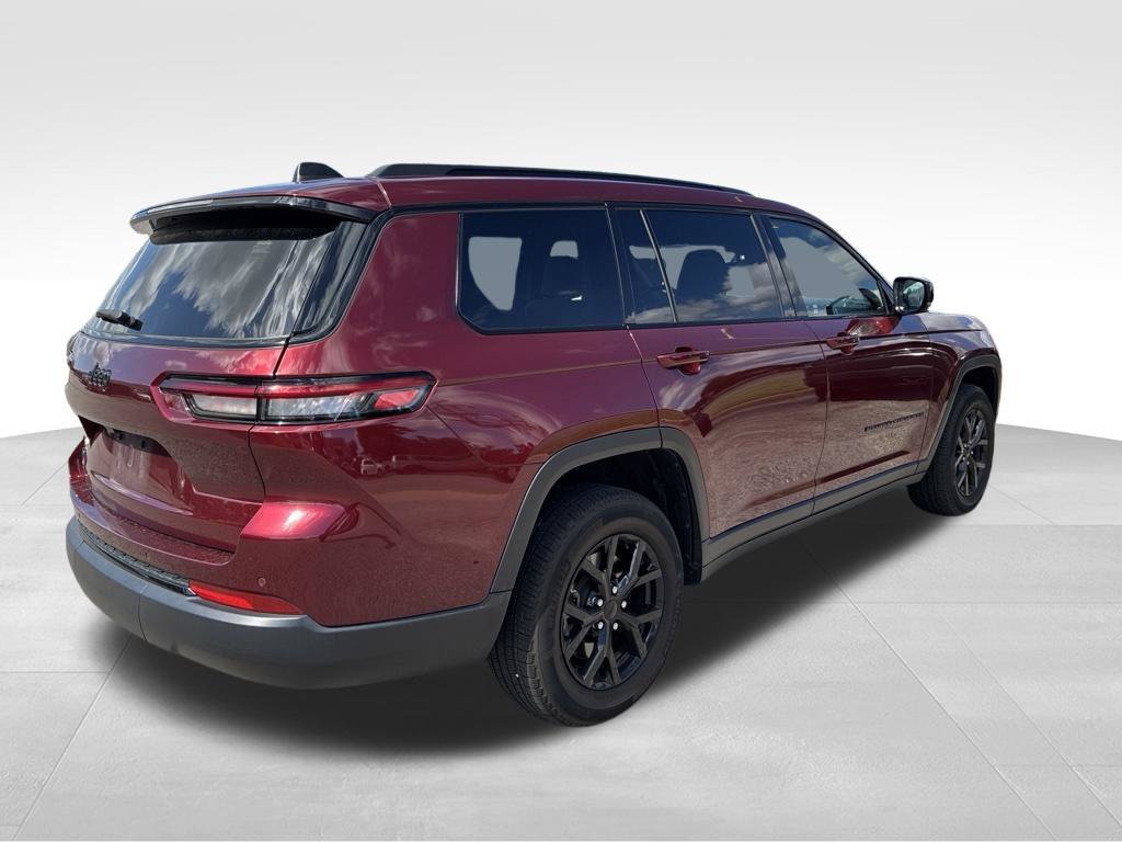 Used 2024 Red Jeep Altitude image 5