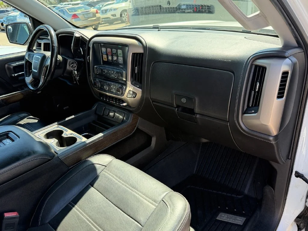Used 2018 White GMC Denali image 17