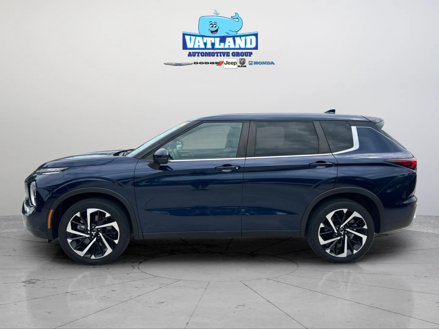 Used 2024 Cosmic Blue Metallic Mitsubishi SE image 2
