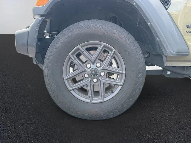 Used 2025 Green Jeep Sport S image 10