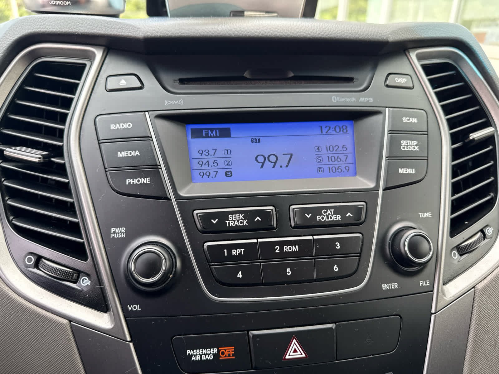 Used 2015 Sparkling Silver Hyundai  image 6