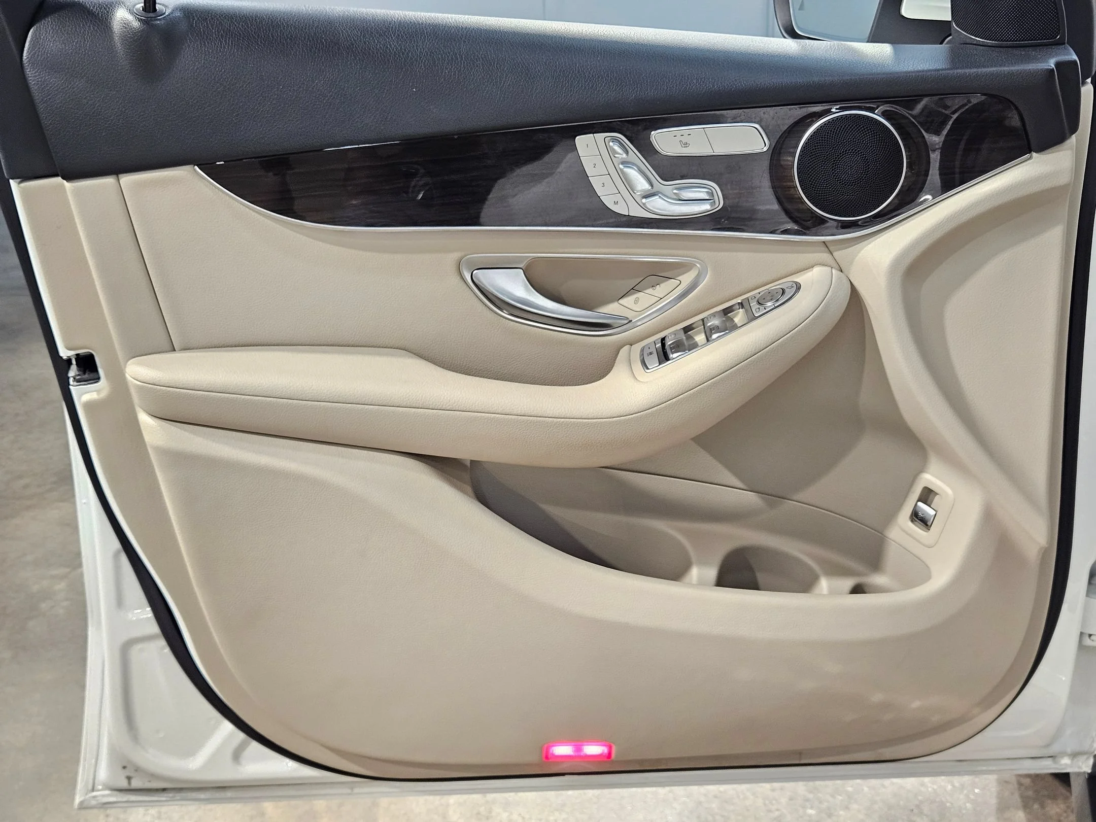 Used 2021 Polar White Mercedes-Benz GLC 300 image 20