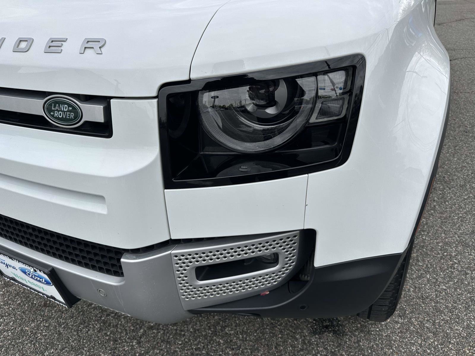 Used 2022  Land Rover SE image 9