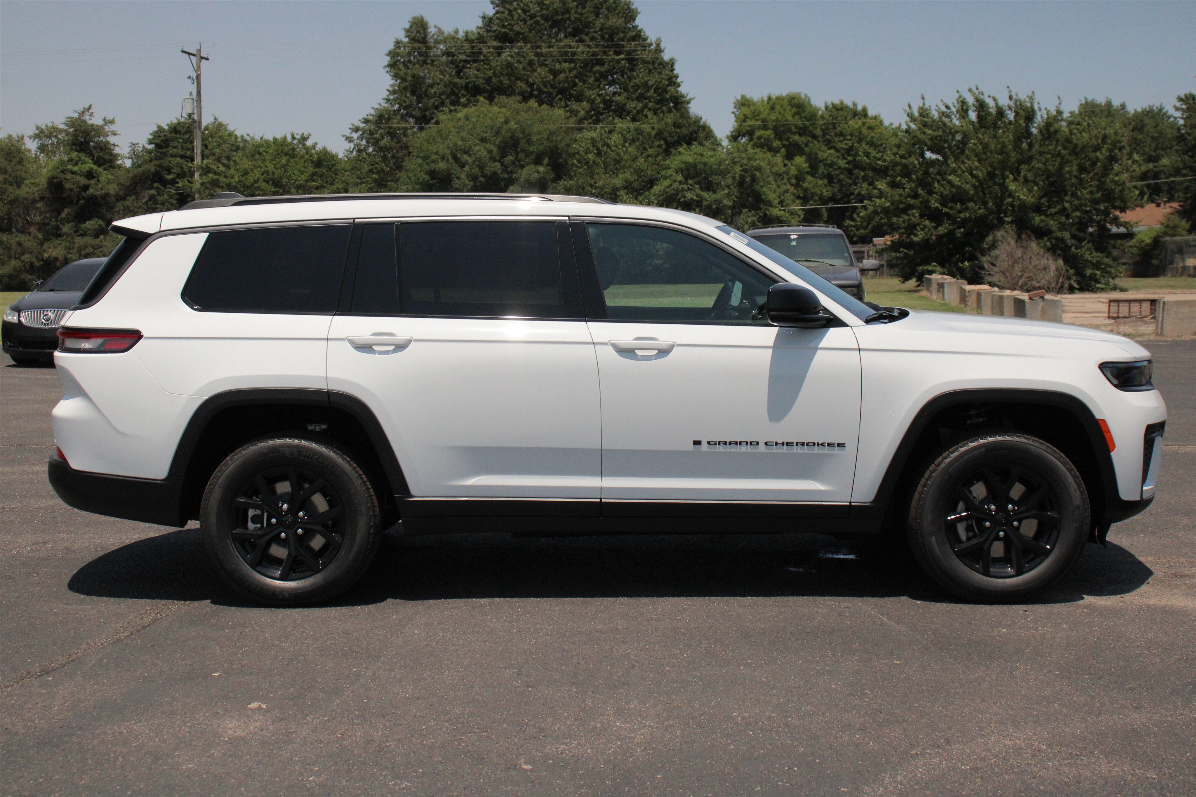New 2026 Bright White Clearcoat Jeep Laredo Altitude image 35
