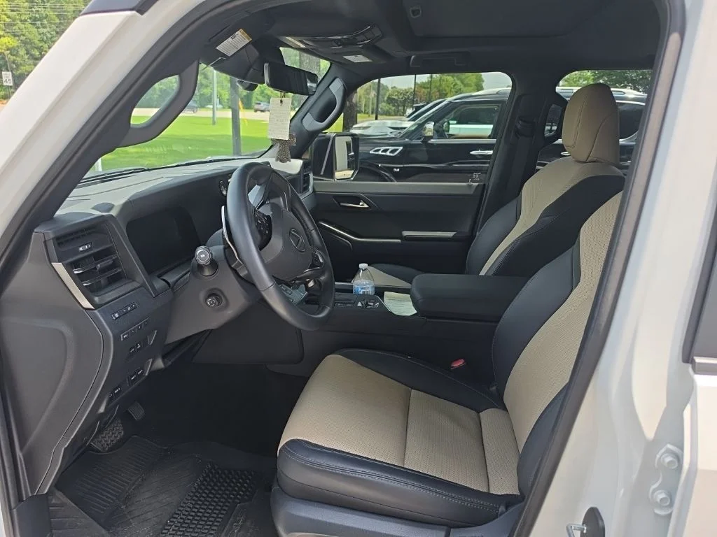 Used 2025 White Pearl Lexus 550 Overtrail image 4
