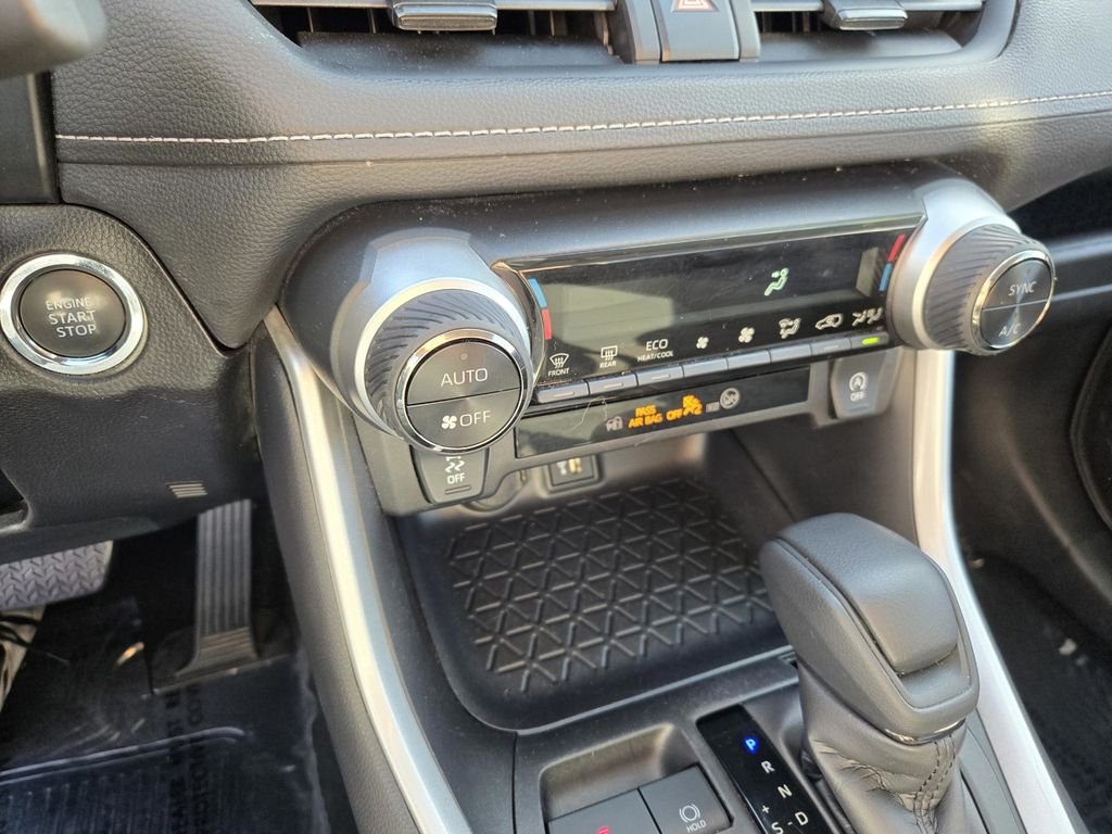 Used 2025 Ice Cap Toyota XLE image 22