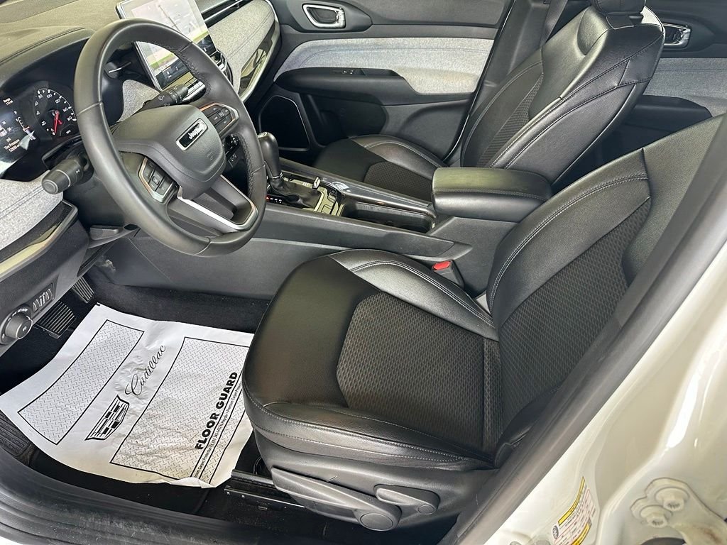 Used 2024 White Jeep Latitude image 8