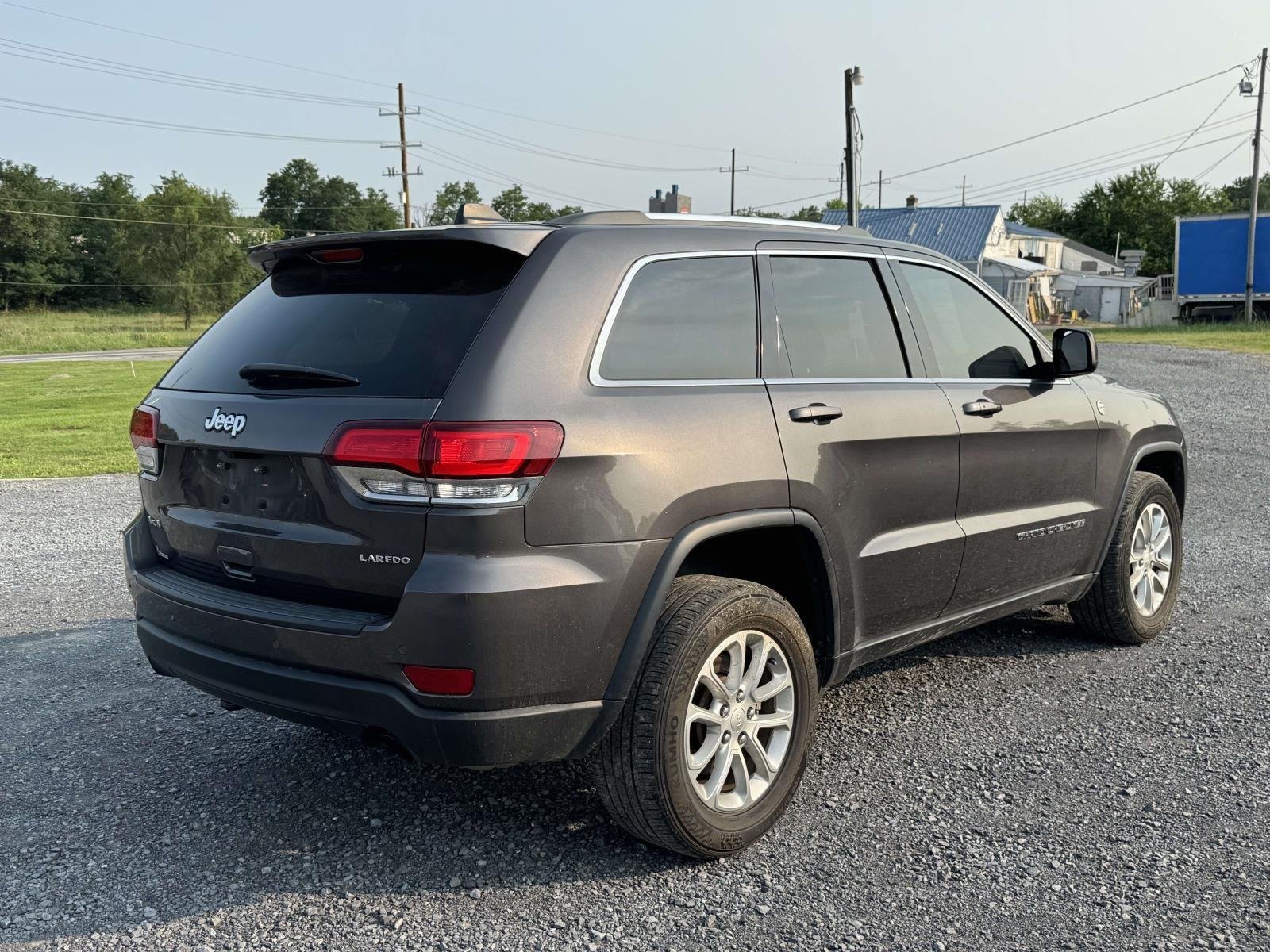 Used 2021 Granite Crystal Metallic Clearcoat Jeep Laredo E image 4